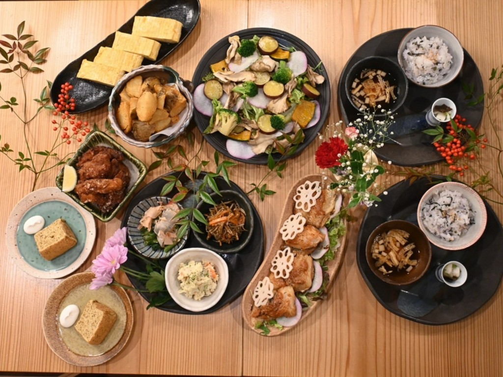 『忘年会コース（飲み放題付き）５名様から貸切可！』