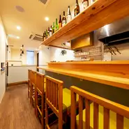 温もりのある店内はほっとくつろぐことができ、女性一人でも気兼ねなく足を運べます。カウンター席はもちろん、二名掛けのテーブル席も「お一人様」時間をゆっくりと過ごせるオススメスポット。