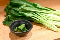丁寧に引いただしに醤油とみりんを合わせた心やすらぐ一皿。季節の旬菜も取り入れられ、四季折々のおいしさを感じさせてくれます。
※内容は都度、変更します。写真は『小松菜のおひたし』