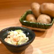奈良県産のじゃがいもと奈良県産の卵を使用した自家製マヨネーズを混ぜ込んだポテトサラダ。その他の中身を都度、変更します