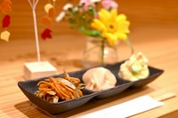 当店に来たらまずはコレという一品。
※写真は『きんぴら』『ガリ』『ポテトサラダ』