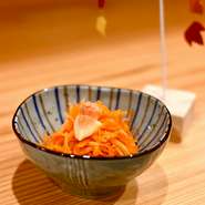 奈良県産の新鮮な野菜を使った酢の物。
※内容は都度変更します。写真は『人参といちじくの酢の物』