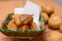 奈良県産のじゃがいもを使用したフライドポテト。細いタイプでは無く、ステーキ屋さんの鉄板に乗っているじゃがいもそのままスタイル