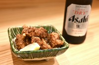 数種類の調味料を使った特製のタレで数日漬け込んだ、当店自慢の唐揚げ。
