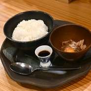 奈良県産のお米、卵、醤油を使用したシンプルな卵かけご飯