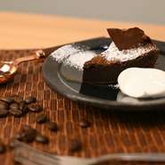 ガトーショコラに使用している豆は
近所にある松焙煎店さんから仕入れているオリジナルブレンドを使用。

ダークチョコレートを使用しほろ苦さがクセになる
甘さ控えめな大人の味わいです。