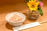 旬の時期の状態が良い新生姜を、自家製の甘酢に漬け込んだガリ。お酒の最高のパートナー