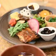 ・黒豆　・花れんこん　・大和まなのおひたし　・煮物三種　・漬物と昆布　・だし巻き卵　・紅白なます　・ご飯と味噌汁（大盛り+100円）

※内容は変更することがあります