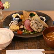 ・黒豆　・花れんこん　・大和まなのおひたし　・煮物三種　・漬物と昆布　・だし巻き卵　・紅白なます　・ご飯と味噌汁（大盛り+100円）

※内容は変更することがあります
