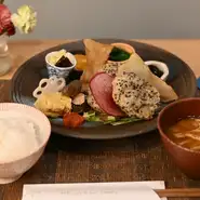 ・黒豆　・花れんこん　・大和まなのおひたし　・煮物三種　・漬物と昆布　・だし巻き卵　・紅白なます　・ご飯と味噌汁（大盛り+100円）

※内容は変更することがあります
