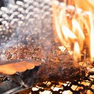 炭火で焼いたハラミは、とってもやわらか。和風のオリジナルソースとシーズニングでいただきます。写真は1人前100g。付け合わせはマッシュポテトとオニオンリングです。