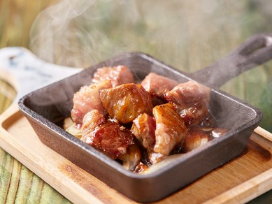 贅沢に厚切りに。柔らかくてジューシー、肉本来の味を楽しめる一品『牛サイコロステーキ』