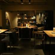 勾当台公園駅を出て、3分ほど歩いた場所にひっそりと佇む【arkua】。趣のある木の扉を開けると、我が家のようにくつろげるリラックス空間が広がります。フレンチコースを楽しむのはもちろん、バー利用もOKです。