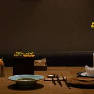 フレンチ伝統の技法をベースに独自の発想を取り入れ、趣向を凝らした一皿を生み出すこちらのお店。料理にぴったりのワインを提供してくれる『ペアリングセット』のほか、ボトルワインも充実しています。