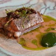 ディナータイムはシーンに合わせて選べる3種類のコースが用意されています。難しそうなワインのセレクトも『ペアリングセット』を利用すれば安心。ノンアルコールがあるのもうれしいポイントです。