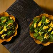 日本の食材とフレンチの伝統が融合した【arkua】のスペシャリテ。アンチョビ代わりに鮎うるかを使用し、身を切り取った骨には繊細な仕事が施されています。マナーなど気にせず手づかみで、頭から丸ごと召し上がれ。