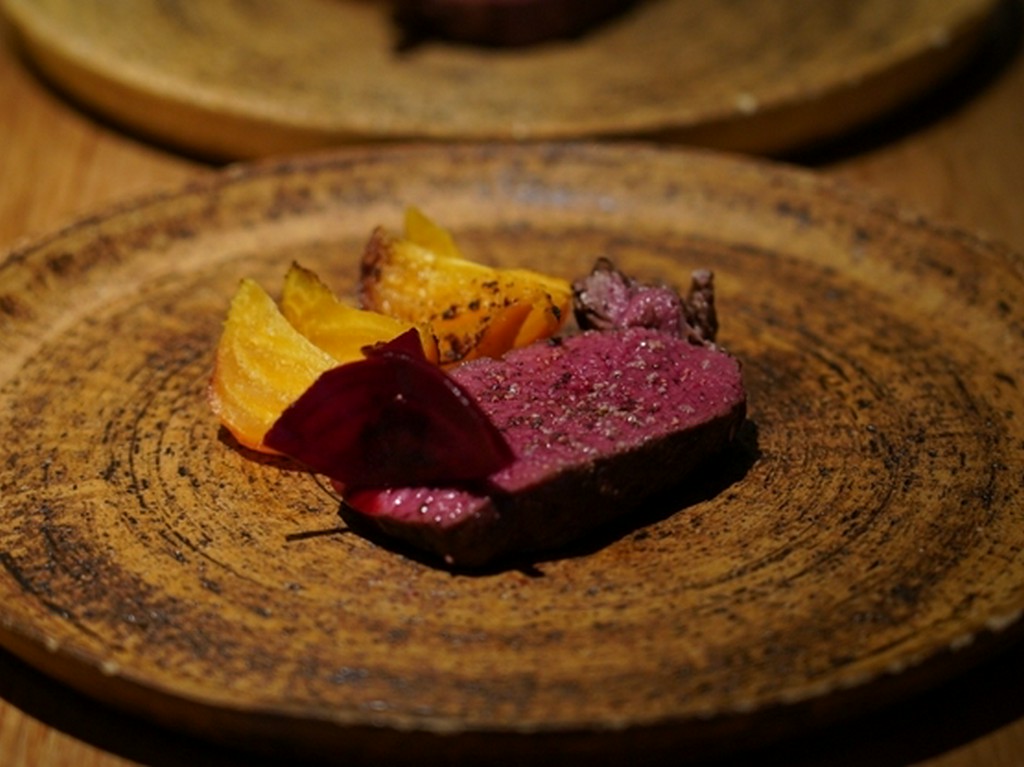 コースのメインを飾る一品『蝦夷鹿のロースト』