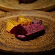 宮城県が誇るブランド牛やフランス料理では定番の鳩肉など、多彩な食材が登場する肉料理。この日は滋味あふれる鹿肉をローストに。美しいロゼ色に仕上げた一皿には赤・黄2色のビーツが彩りを添えます。