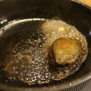 宮城県第二の都市・石巻市出身の渡邊さん。海の近くで育ってきたため「新鮮な魚介や野菜を使った料理が自然と多くなる」のだそう。食材と真摯に向き合い、その持ち味を存分に引き出すのがこの店のスタイルです。