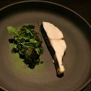 フランス語で“火入れ”などを意味するCuisson、伝統・古典などのほか“最高傑作”とも訳されるClassic。フレンチの技法に新たな発想を取り入れ、さらにCuteな盛付けを施すことで【arkua】の料理が完成します。