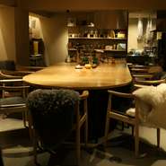 美食の地として知られるバスク地方にかかる美しい橋の曲線をイメージして名付けたという【arkua】は、客席のシートもどこか丸みを帯びたデザイン。組み合わせれば大きなラウンドテーブルが登場します。