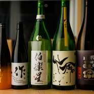 魚料理に合わせた日本酒が6種類～10種類用意されています。しぼりたて、新酒、ひやおろし、秋あがり、夏酒、春の花見酒など、季節の日本酒を楽しめるのも魅力。