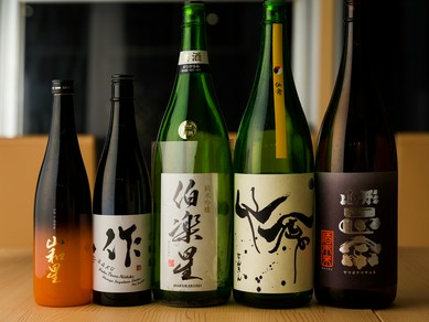 定番から季節のものまで、魚料理と相性のよい日本酒が勢揃い