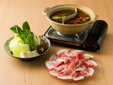 体がポカポカ温まる、12種類の薬膳が入ったスープで味わう鍋