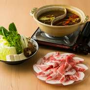 お一人様ずつのお料理の提供になります。
肉と魚もどっちもたべれます。
締めは薬膳火鍋で辛みのある赤スープと豚骨ベースの白スープでお野菜とお肉が楽しめます。
飲み放題は120分です。