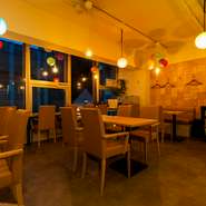 明るい店内でゆっくりお食事をお楽しみください。
2名様から16名様までの移動可能なテーブルがあります。
デートや会食にお使いください。