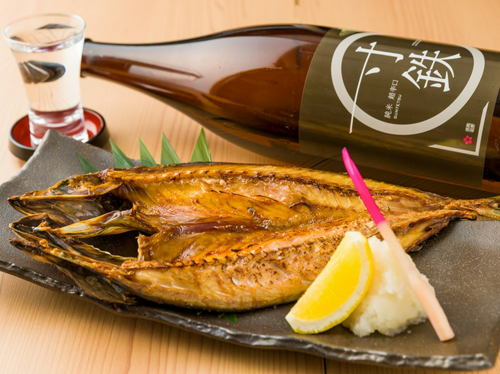 脂がのって、濃厚な旨みにお酒が進む『金華さば開き塩焼き』