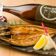 脂がのった時期のさばの開き。その日に鮮魚店にあるものの中から大きめのものを厳選し、塩焼きにしてくれます。ギュッと凝縮された旨みがたまりません。