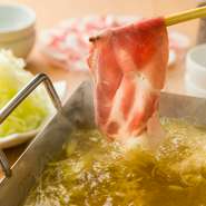 肉は漢方豚の肩ロース、スープはかつおと昆布の一番だしに塩、薄口醤油で味付けしたもの。白葱をたっぷり入れ、漢方豚をしゃぶしゃぶしていただきます。白葱はおかわり自由で、スープも追加OK。