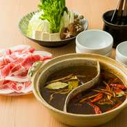 陳皮、クコの実、棗、山査子、月桂樹の葉、山椒、金針菜、数種類の唐辛子など12種類の薬膳が入った体が温まるスープが絶品。豚骨ベースの辛みが効いた赤いスープと塩ベース、2種類のスープを堪能できます。