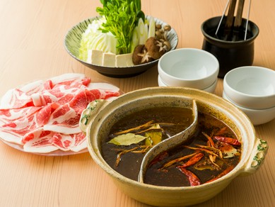 漢方豚の肩ロースとバラ肉を2種類のスープで味わえる『薬膳美肌鍋』