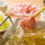 肉は漢方豚の肩ロース、スープはかつおと昆布の1番だしに塩、薄口醤油で味付けしたもの。白葱をたっぷり入れ、漢方豚をしゃぶしゃぶしていただきます。白葱はおかわり自由で、スープも追加OK。
