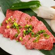 肉の芸術品ともいわれるロース肉は、一番長い肉塊で、とろけるような味わいが特徴です。均一にサシが入り、とても柔らかく良質な牛肉。濃厚なうまみで、肉汁が口の中に溢れ出る満足な一品です。

