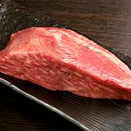 「ランプ」は、牛の腰・モモ・お尻にかけてとれる上質な赤身肉のこと。脂肪が少なく、あっさりとした脂と濃厚な赤身が楽しめます。ほかの部位との食べ比べもオススメです。