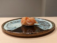 「寿司海路」が誇る新鮮な赤貝は、海の恵みを存分に味わう絶好の機会です。丹念に選ばれた最上の赤貝を、熟練の寿司職人が心を込めて仕上げます。