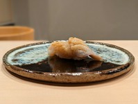 寿司海路の北寄貝は、海の恵みを感じる逸品です。豊かな海の風味と繊細な甘みが調和した北寄貝は、贅沢な一皿をお約束します。