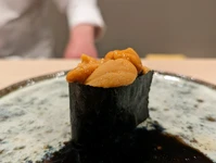 北海道産の新鮮な海の幸、その中でも特に選りすぐりの雲丹を厳選しました。豊かな海の恵みが生んだ深い味わいとともに、贅沢なひとときをお約束します。