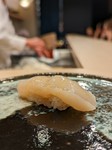 海の恵みを存分に感じることができる寿司海路のホタテは、北の海で育まれた最高級の品質を誇ります。一つひとつ丹念に選び抜かれたホタテは、甘みと旨みが凝縮された贅沢な味わい。