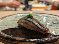 脂の乗った秋刀魚の深いコクと、酢飯の絶妙なバランスが口の中で広がり、秋の風情を感じさせる一皿に仕上げました。厳選された新鮮な魚を丁寧に捌き、その日一番の状態でご提供します。