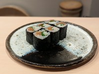 ふわふわの酢飯に包まれたその中には、ほんのり酸味が効いた梅干しがアクセント。一口食べれば、懐かしい味わいが口の中に広がります。日本の伝統的な味を感じさせるこの一品を、ぜひお楽しみください。」