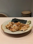 「寿司海路」の自慢の一品、煮穴子つまみ。豊かな海の恵みを感じさせる、口の中でほどけるような食感と深い旨みが特徴です。丁寧に煮込んだ穴子は、ほんのり甘く、風味豊か。