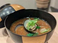 お椀を一口飲むと、出汁の深い旨味と香りが口いっぱいに広がり、心まで温まる至福の時間をお届けします