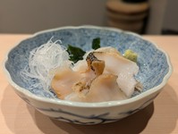 寿司海路の「ツブ貝刺し」は、新鮮な海の恵みを贅沢に味わえる一品です。北の海で育ったツブ貝は、その豊かな風味と独特の歯ごたえが特徴。