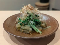寿司海路では、海の恵みを贅沢に味わうことができる「子持ち昆布つまみ」をご提供しています。この逸品は、昆布の豊かな風味とプチプチとした魚卵の食感が絶妙に調和した、まさに至福のひとときです。