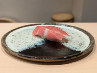 寿司海路が誇る大トロは、まさに寿司の王様と呼ぶにふさわしい逸品です。選りすぐりの最高級マグロから厳選された大トロは、豊かな旨味ととろけるような食感が特徴です。