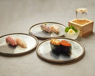 その日の鮮魚と四季折々の素材を贅沢に活かした全15品に舌鼓。